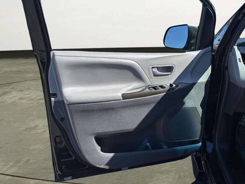 Used 2016 Toyota Sienna XLE image 11