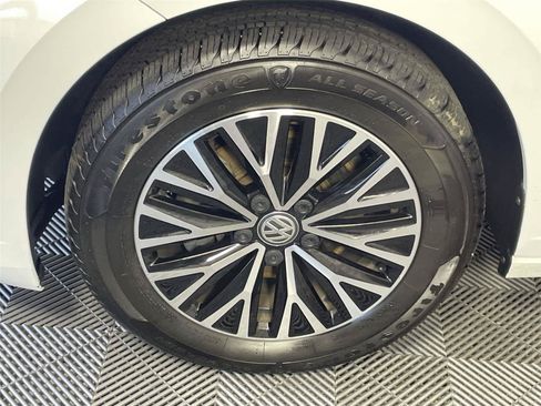Used 2019 Volkswagen Jetta SEL w/ Cold Weather Package FWD image 10