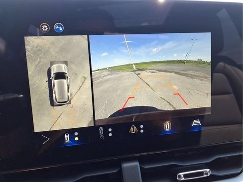 New 2026 Chevrolet Equinox LT w/ Convenience Package II FWD image 9
