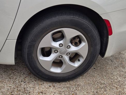 Used 2017 Chrysler Pacifica Touring Plus w/ Tire & Wheel Group FWD image 10