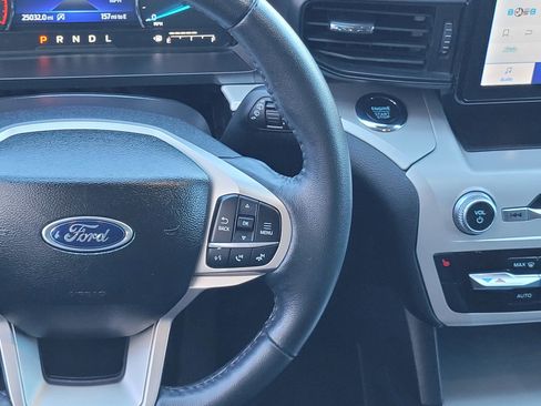 Used 2023 Ford Explorer XLT image 10