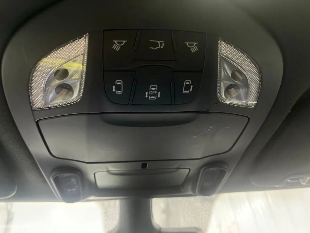 Used 2025 Chrysler Pacifica Limited FWD image 24