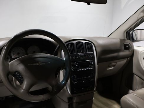 Used 2007 Chrysler Town & Country Touring image 16