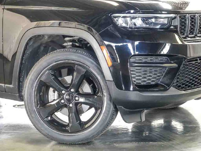 Used 2023 Jeep Grand Cherokee Altitude AWD/4WD image 4