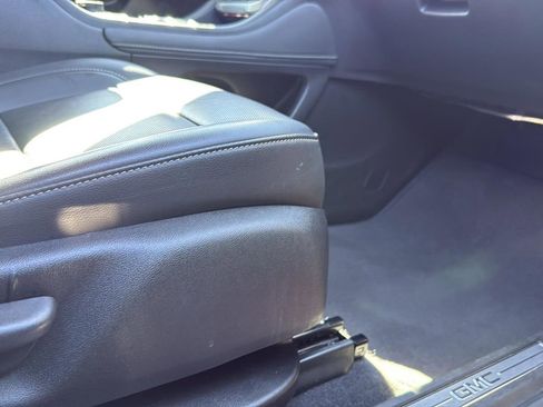 Used 2023 GMC Acadia SLT image 25