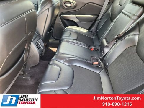 Used 2019 Jeep Cherokee Latitude Plus AWD/4WD image 29