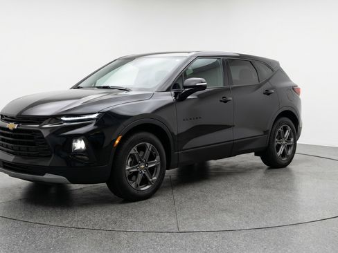 Used 2025 Chevrolet Blazer LT FWD image 3