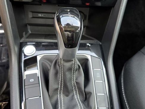 Used 2024 Volkswagen Taos SEL image 25