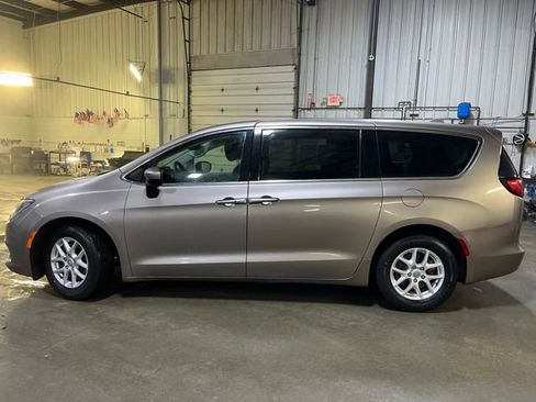 Used 2017 Chrysler Pacifica LX FWD image 3