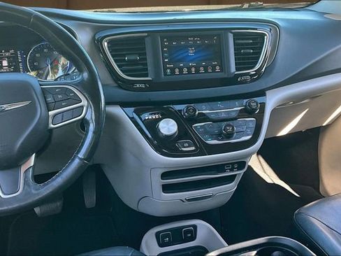 Used 2020 Chrysler Pacifica Touring-L image 6