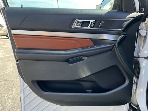 Used 2019 Ford Explorer XLT w/ Equipment Group 202A AWD/4WD image 13