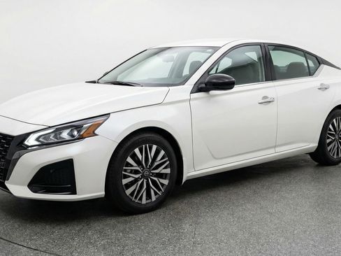 Used 2025 Nissan Altima 2.5 SV FWD image 3