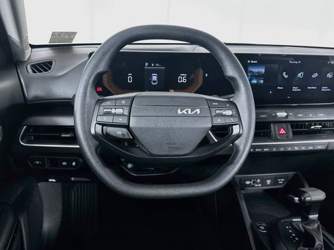 Used 2025 Kia K4 FWD image 18