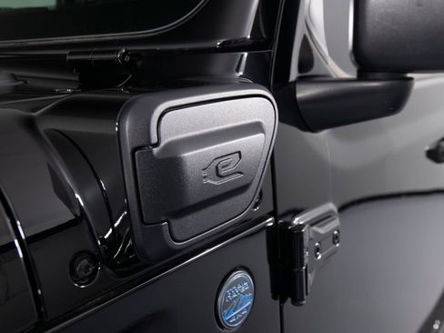 Used 2024 Jeep Wrangler Unlimited w/ Convenience Group AWD/4WD image 33