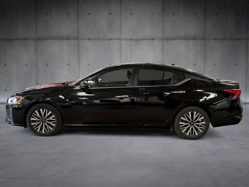 Used 2024 Nissan Altima 2.5 SV FWD image 2