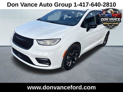 Used 2025 Chrysler Pacifica Limited image 5