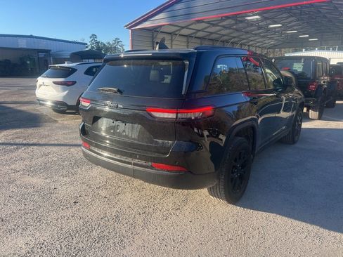 Used 2024 Jeep Grand Cherokee Altitude image 3