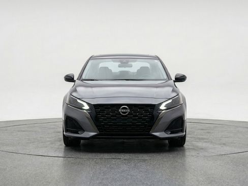 Used 2025 Nissan Altima 2.5 SV image 2