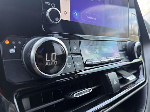 Used 2023 Toyota Highlander XLE image 19