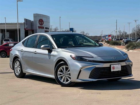 Certified 2025 Toyota Camry LE image 1