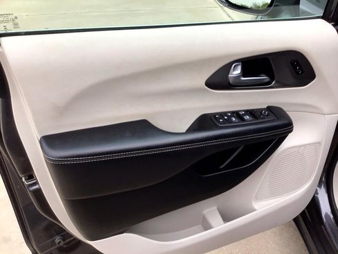 Used 2022 Chrysler Pacifica Touring-L image 9