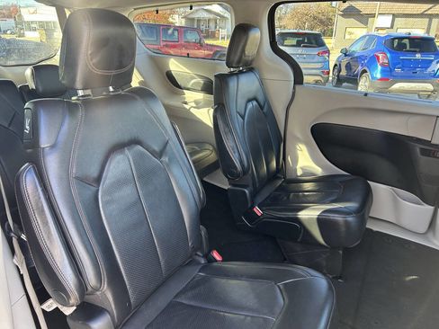 Used 2020 Chrysler Pacifica Touring-L image 27
