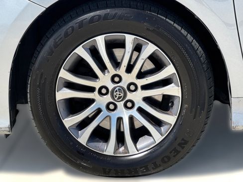 Used 2018 Toyota Sienna XLE image 11