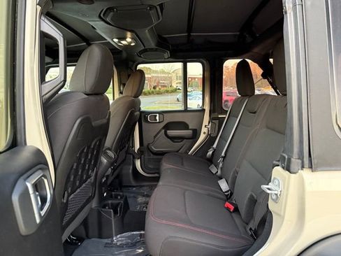 Used 2022 Jeep Wrangler Unlimited Rubicon w/ Cold Weather Group image 28