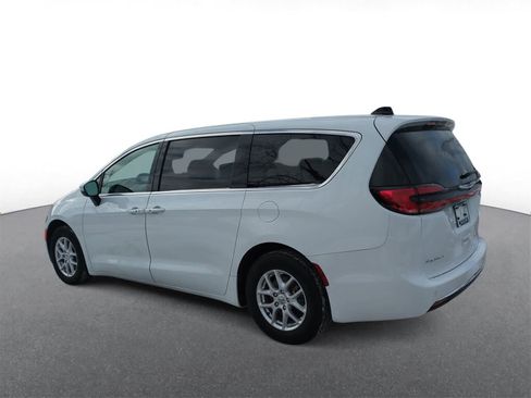 Used 2023 Chrysler Pacifica Touring-L image 6