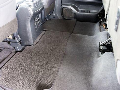 Used 2022 Nissan Titan SV w/ SV Convenience Package image 17