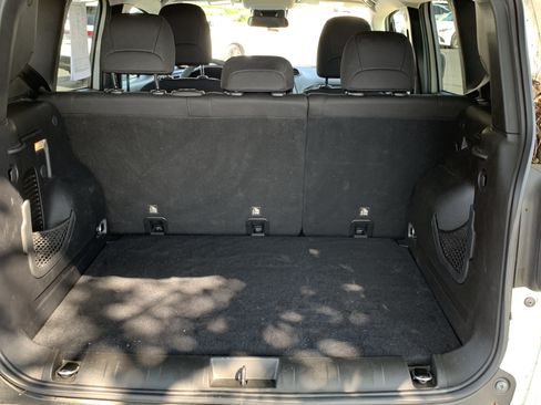 Used 2020 Jeep Renegade Latitude FWD image 34