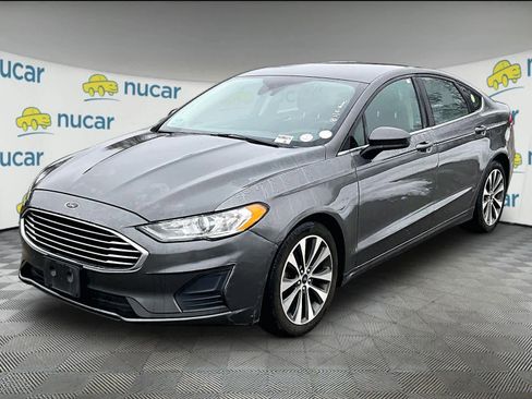 Used 2019 Ford Fusion SE image 2