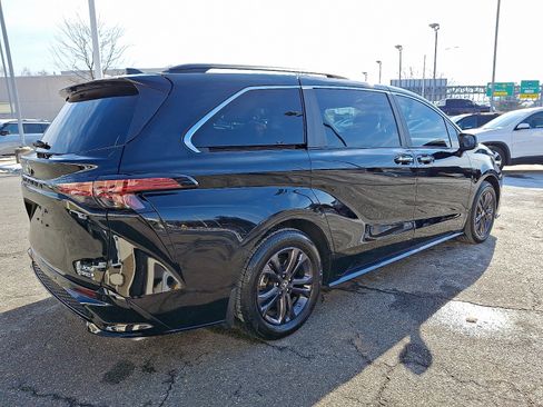 Used 2024 Toyota Sienna XSE w/ XSE Plus Package image 4