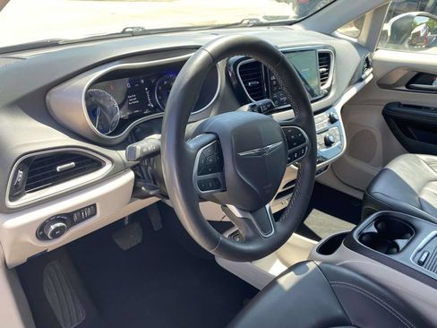 Used 2023 Chrysler Pacifica Touring-L FWD image 52