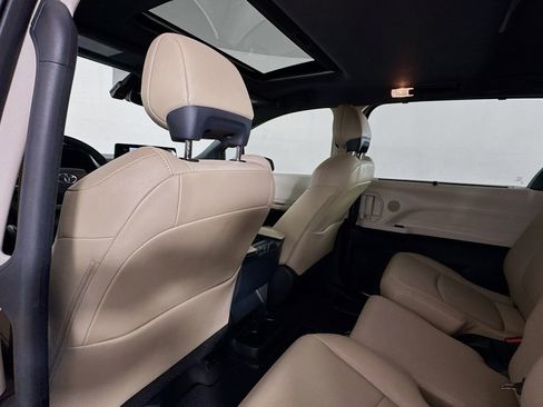 Used 2022 Toyota Sienna XLE image 19