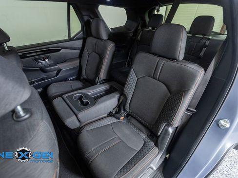 Used 2025 Honda Pilot Sport image 29