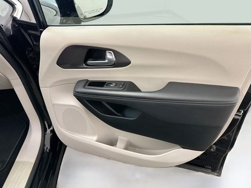Used 2024 Chrysler Pacifica Touring-L FWD image 34