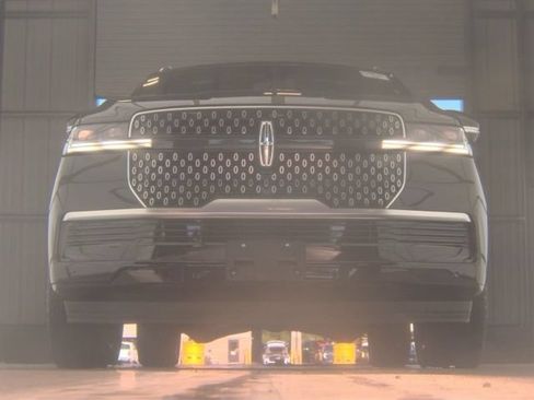 Used 2025 Lincoln Navigator L Reserve AWD/4WD image 3