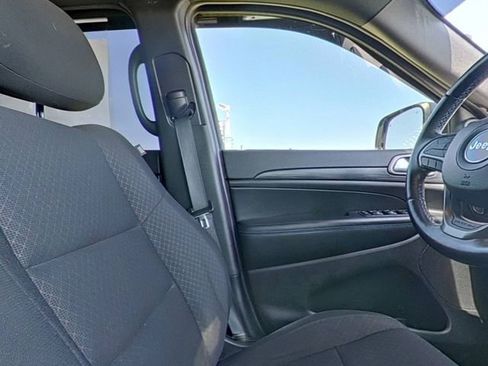 Used 2019 Jeep Grand Cherokee Laredo RWD image 28