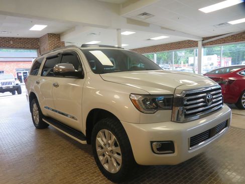 Used 2018 Toyota Sequoia Platinum AWD/4WD image 4