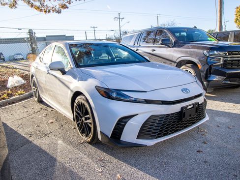 Used 2025 Toyota Camry SE image 6