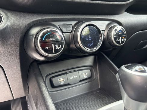 Used 2024 Hyundai Venue SEL FWD image 21