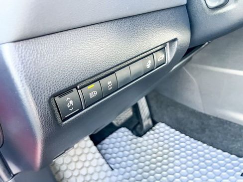 Used 2021 Toyota Venza XLE image 18