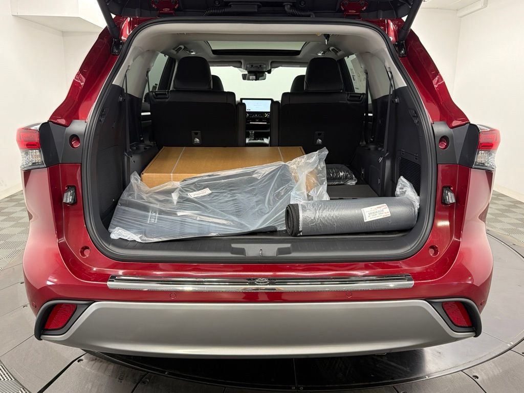New 2026 Toyota Highlander Platinum AWD/4WD image 14