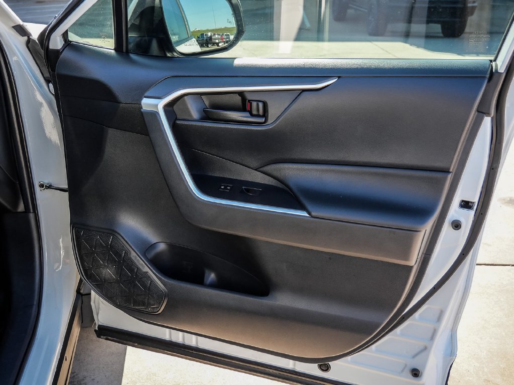 Used 2019 Toyota RAV4 LE AWD/4WD image 19