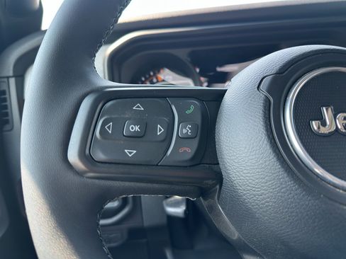 Used 2025 Jeep Gladiator Sport AWD/4WD image 23