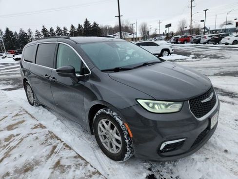 Used 2022 Chrysler Pacifica Touring-L image 2