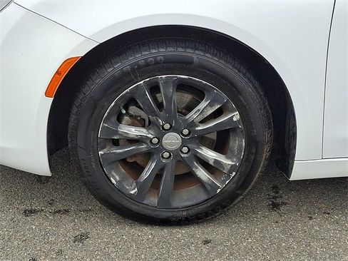 Used 2015 Chrysler 200 Limited w/ Convenience Group image 8