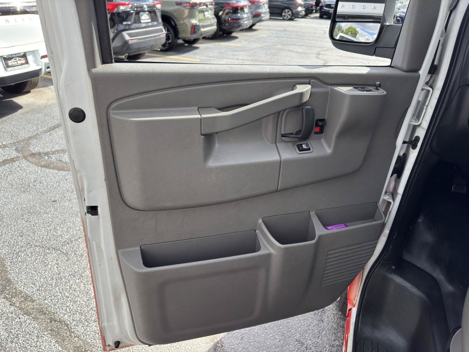 Used 2018 GMC Savana 3500 w/ Driver Convenience Package RWD image 21