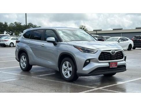 Certified 2025 Toyota Highlander LE FWD image 3